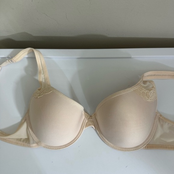 True sz  36C bra in a soft cream. Beautiful bra pretty details underwire - Picture 1 of 12